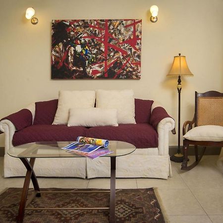 Ground Floor Apartment Located In Hometown, 5 Min Walk To The Beach Сент-Джеймс Екстер'єр фото
